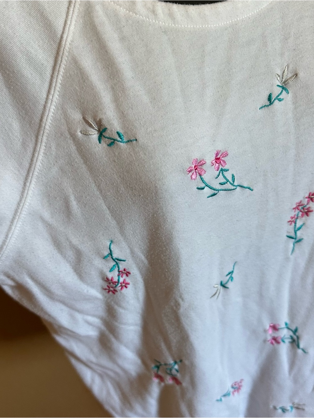Jaclyn Smith White Short-Sleeve Tee with Pink & Green Floral Embroidery 90s - Picture 2 of 6